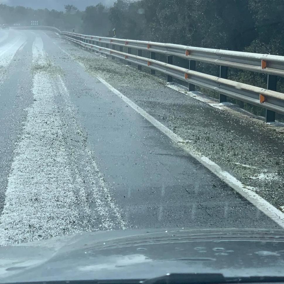 Grindină uriașă în Spania, la câteva zile după blackout. Au fost scoase excavatoare pe străzi pentru a îndepărta depunerile masive 969494