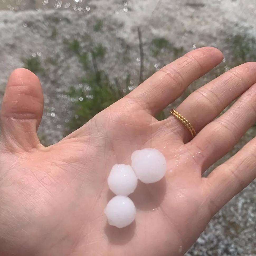 Grindină uriașă în Spania, la câteva zile după blackout. Au fost scoase excavatoare pe străzi pentru a îndepărta depunerile masive 969495