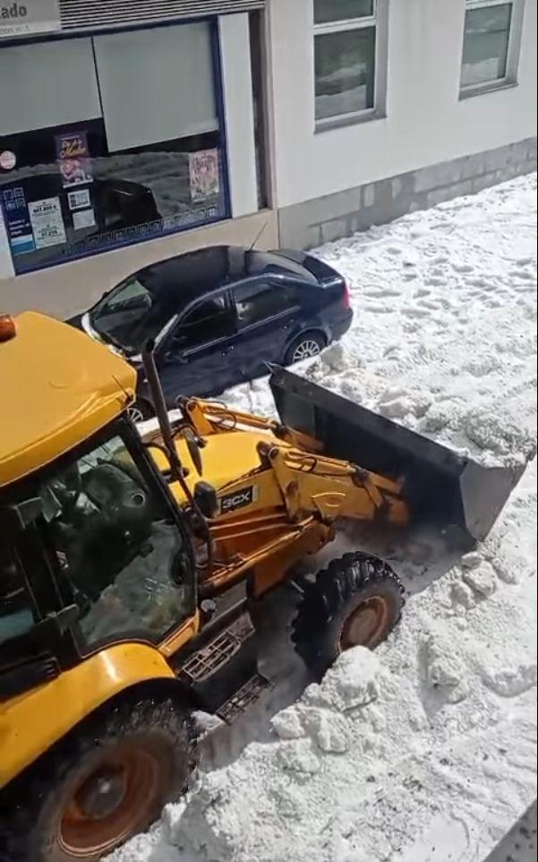 Grindină uriașă în Spania, la câteva zile după blackout. Au fost scoase excavatoare pe străzi pentru a îndepărta depunerile masive 969497