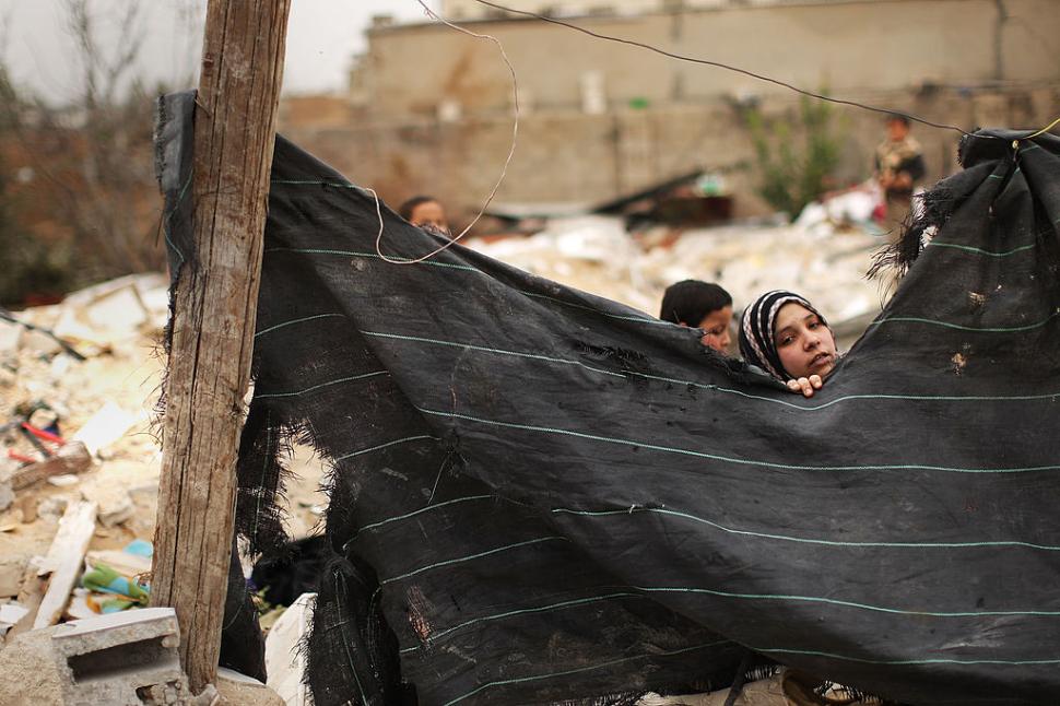 Înfometați, copiii din Gaza caută mâncare prin munții de gunoaie. Israelul, acuzat că a bombardat un transport umanitar lângă Malta 969475