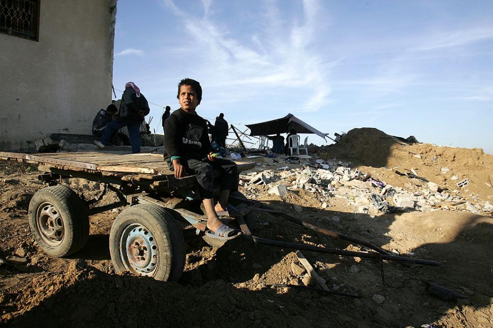 Înfometați, copiii din Gaza caută mâncare prin munții de gunoaie. Israelul, acuzat că a bombardat un transport umanitar lângă Malta 969476