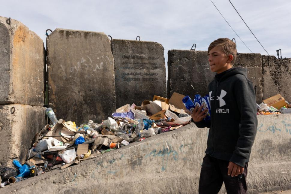 Înfometați, copiii din Gaza caută mâncare prin munții de gunoaie. Israelul, acuzat că a bombardat un transport umanitar lângă Malta 969477