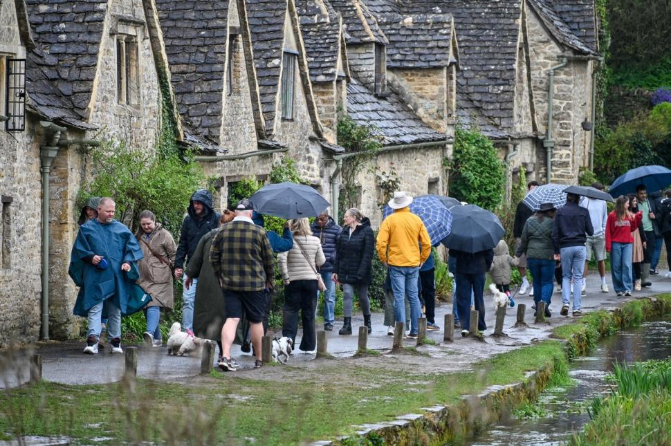 „Cel mai frumos sat din Anglia” s-a transformat „într-un coșmar”. Localnicii nu mai suportă miile de turiști care vin zilnic acolo 968638