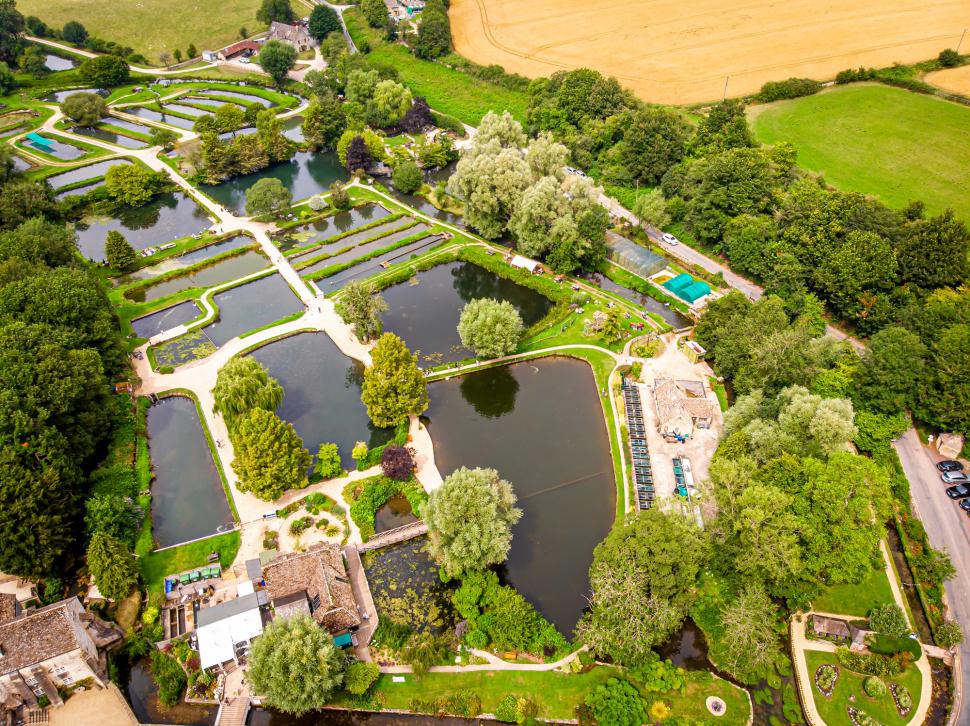 „Cel mai frumos sat din Anglia” s-a transformat „într-un coșmar”. Localnicii nu mai suportă miile de turiști care vin zilnic acolo 968640