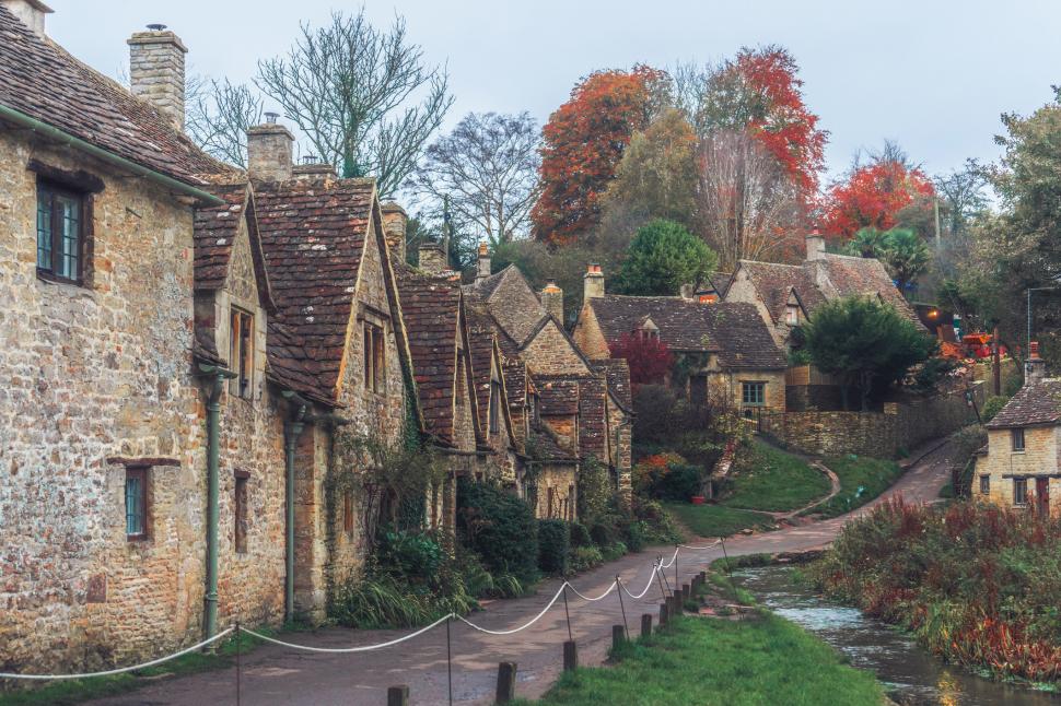 „Cel mai frumos sat din Anglia” s-a transformat „într-un coșmar”. Localnicii nu mai suportă miile de turiști care vin zilnic acolo 968646