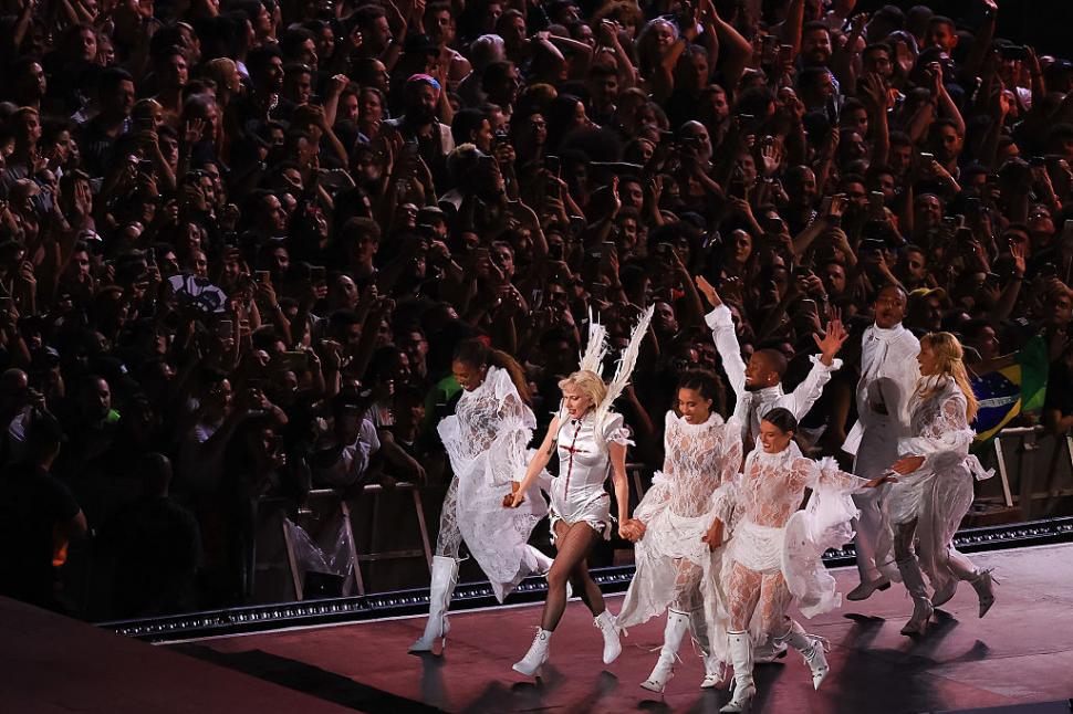 Lady Gaga a făcut spectacol la concertul gratuit din Rio de Janeiro. 2,1 milioane de fani s-au înghesuit să o audă cântând live 969763