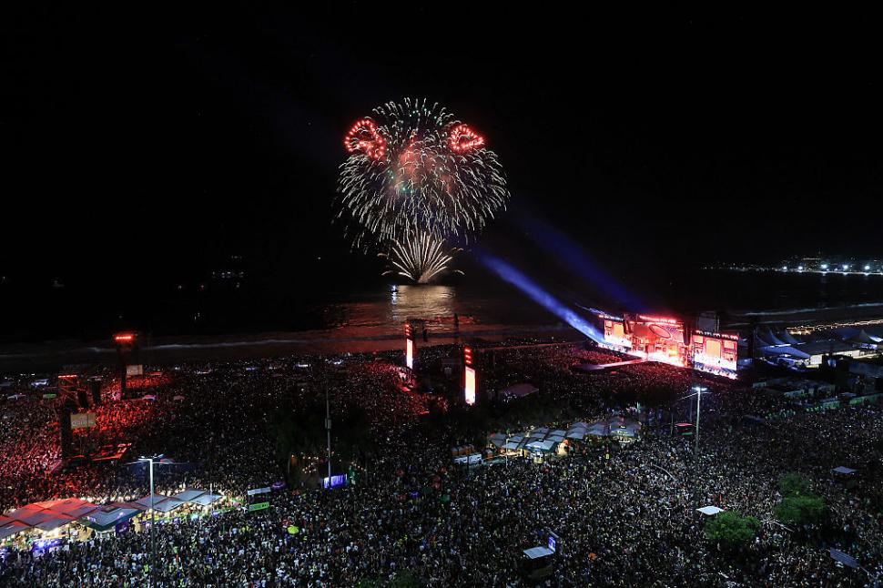 Lady Gaga a făcut spectacol la concertul gratuit din Rio de Janeiro. 2,1 milioane de fani s-au înghesuit să o audă cântând live 969766