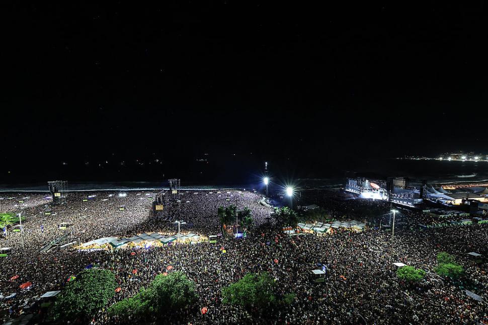 Lady Gaga a făcut spectacol la concertul gratuit din Rio de Janeiro. 2,1 milioane de fani s-au înghesuit să o audă cântând live 969767