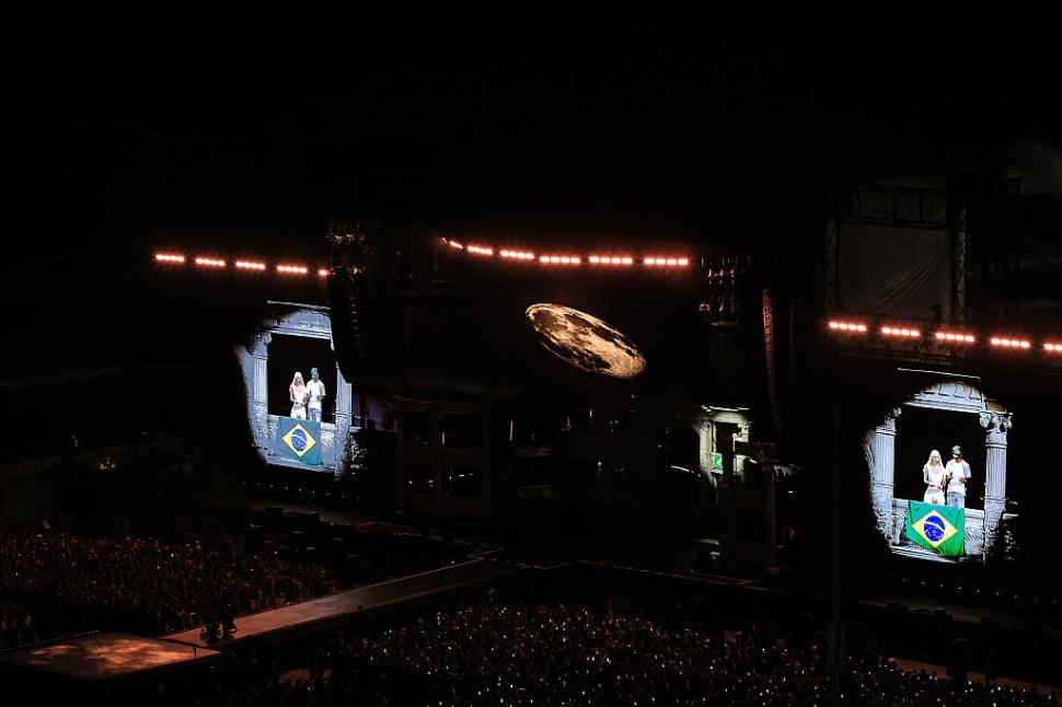 Lady Gaga a făcut spectacol la concertul gratuit din Rio de Janeiro. 2,1 milioane de fani s-au înghesuit să o audă cântând live 969769