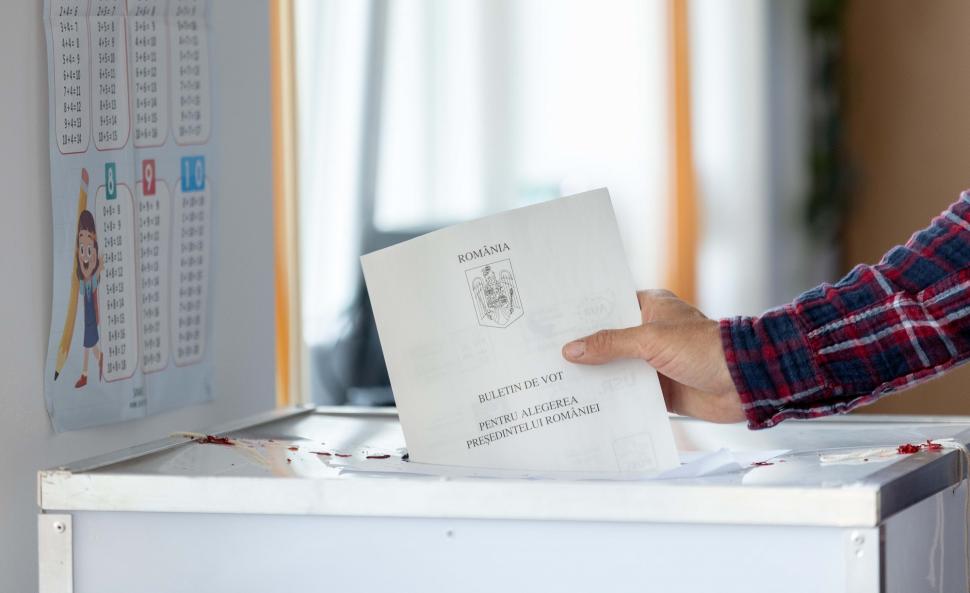Rezultate alegeri prezidențiale 2025. AEP a început cetralizarea proceselor verbale: Simion, primul în țară, Nicușor Dan, în diaspora