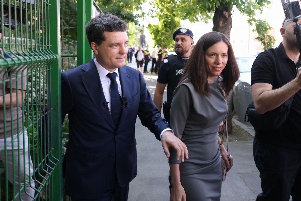 România la vot, astăzi, 4 mai 2025. Imagini cu candidații și alegătorii lor în secțiile de votare pentru alegerile prezidențiale 969677