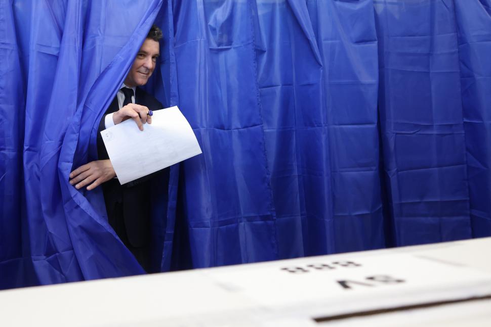 România la vot, astăzi, 4 mai 2025. Imagini cu candidații și alegătorii lor în secțiile de votare pentru alegerile prezidențiale 969681