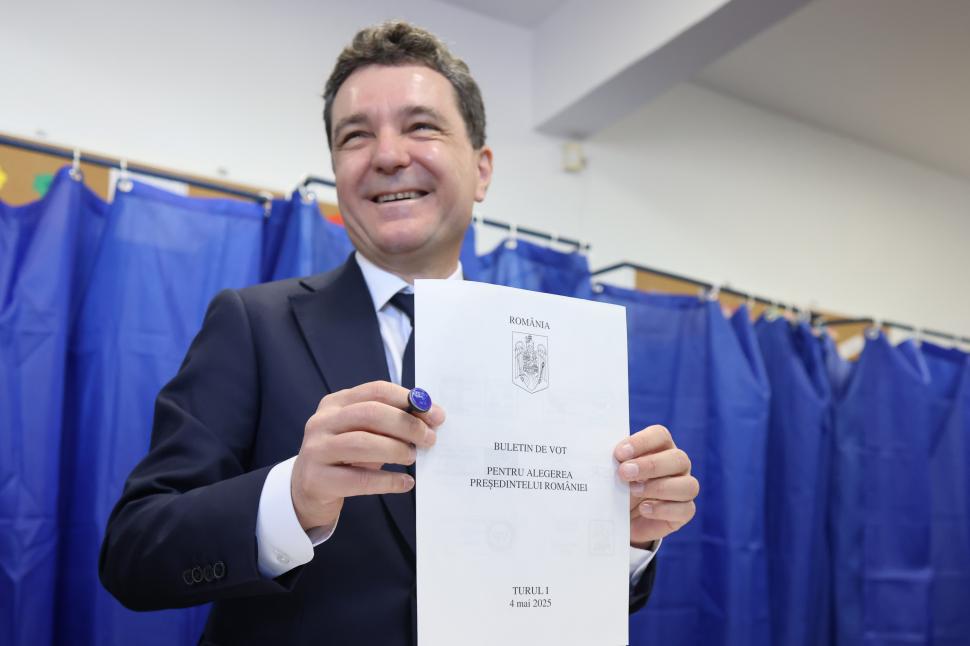 România la vot, astăzi, 4 mai 2025. Imagini cu candidații și alegătorii lor în secțiile de votare pentru alegerile prezidențiale 969682