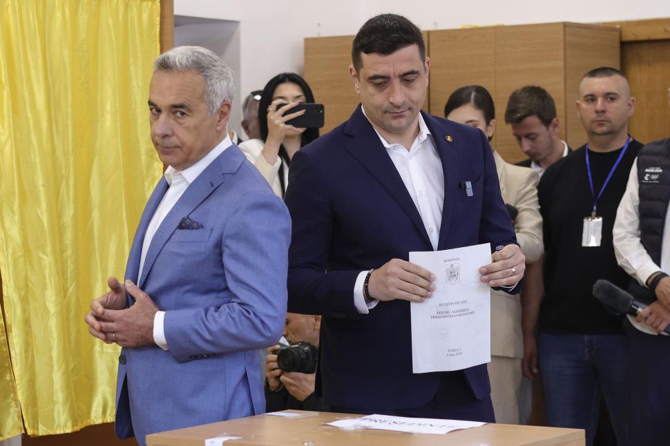 România la vot, astăzi, 4 mai 2025. Imagini cu candidații și alegătorii lor în secțiile de votare pentru alegerile prezidențiale 969685