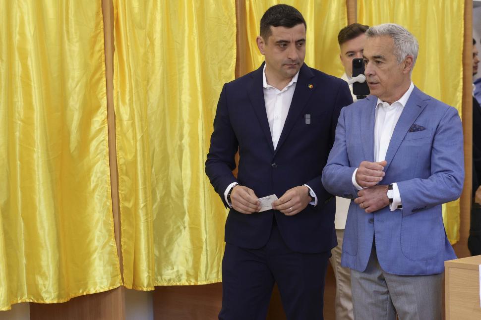 România la vot, astăzi, 4 mai 2025. Imagini cu candidații și alegătorii lor în secțiile de votare pentru alegerile prezidențiale 969686