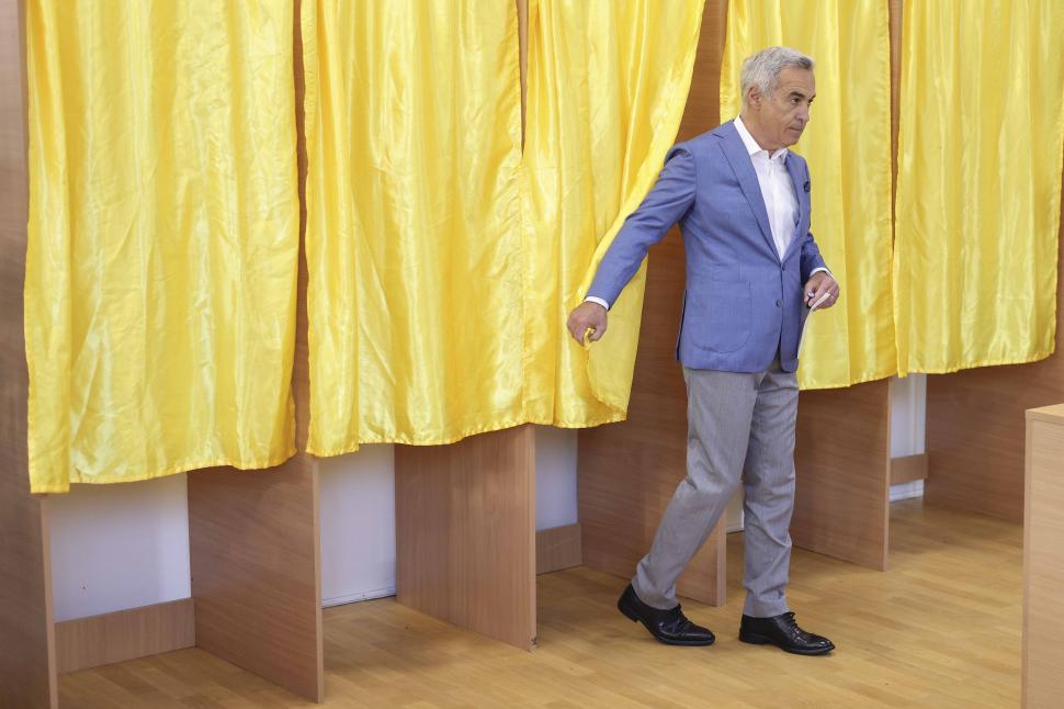 România la vot, astăzi, 4 mai 2025. Imagini cu candidații și alegătorii lor în secțiile de votare pentru alegerile prezidențiale 969687