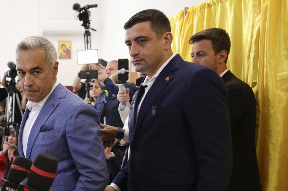 România la vot, astăzi, 4 mai 2025. Imagini cu candidații și alegătorii lor în secțiile de votare pentru alegerile prezidențiale 969693