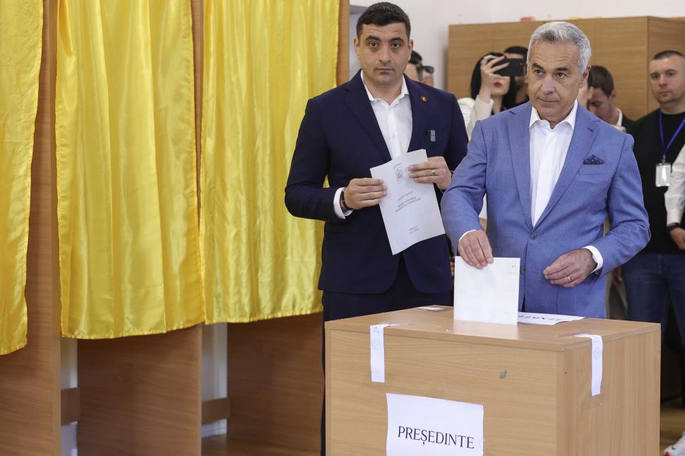 România la vot, astăzi, 4 mai 2025. Imagini cu candidații și alegătorii lor în secțiile de votare pentru alegerile prezidențiale 969694