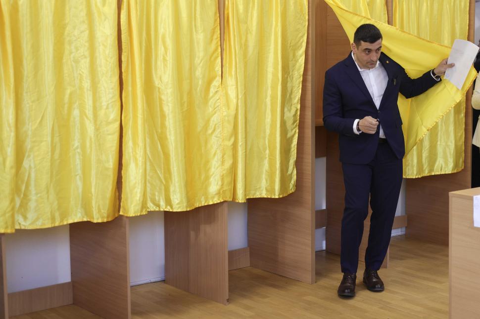 România la vot, astăzi, 4 mai 2025. Imagini cu candidații și alegătorii lor în secțiile de votare pentru alegerile prezidențiale 969695