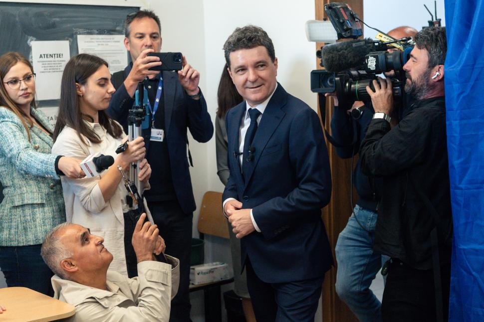 România la vot, astăzi, 4 mai 2025. Imagini cu candidații și alegătorii lor în secțiile de votare pentru alegerile prezidențiale 969696