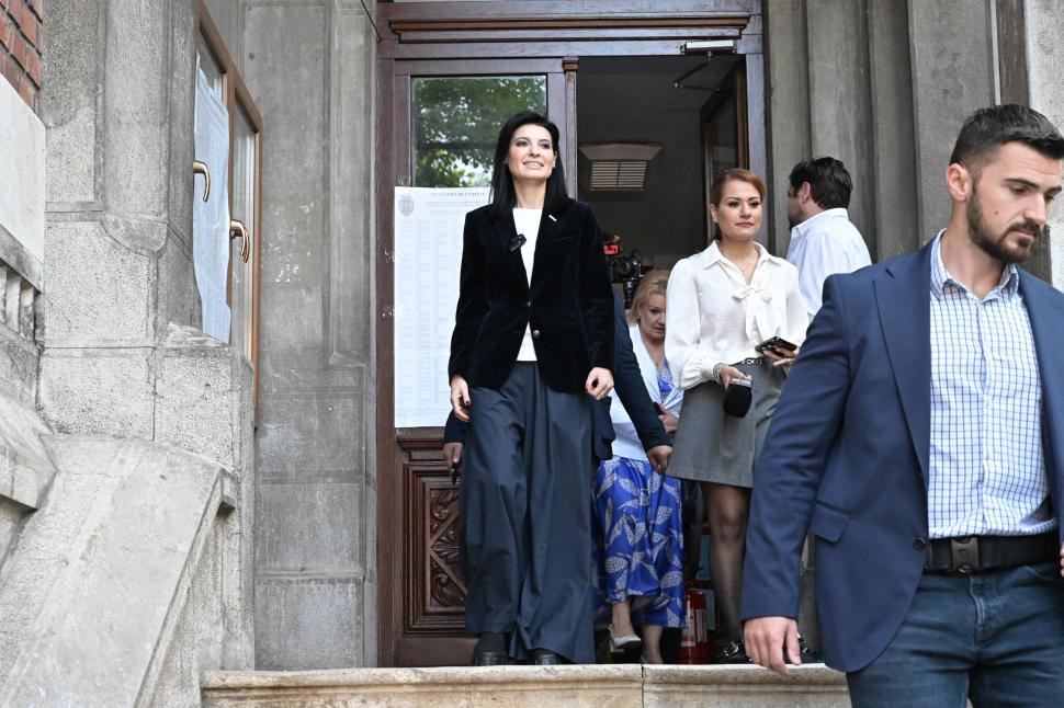 România la vot, astăzi, 4 mai 2025. Imagini cu candidații și alegătorii lor în secțiile de votare pentru alegerile prezidențiale 969697