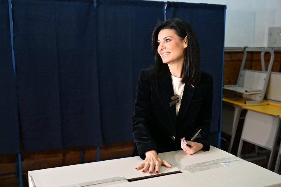 România la vot, astăzi, 4 mai 2025. Imagini cu candidații și alegătorii lor în secțiile de votare pentru alegerile prezidențiale 969698