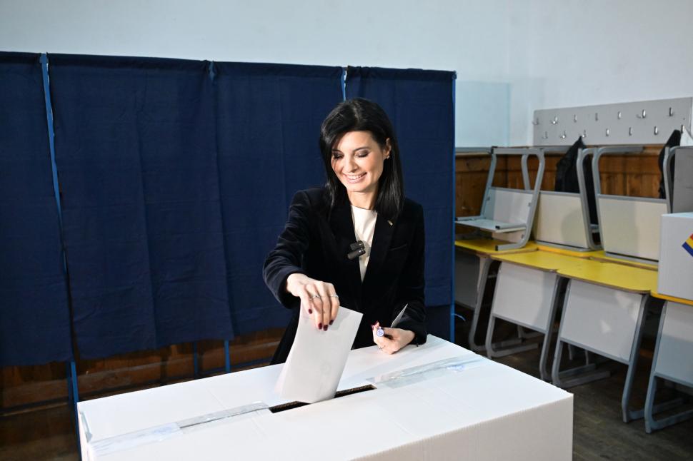 România la vot, astăzi, 4 mai 2025. Imagini cu candidații și alegătorii lor în secțiile de votare pentru alegerile prezidențiale 969699