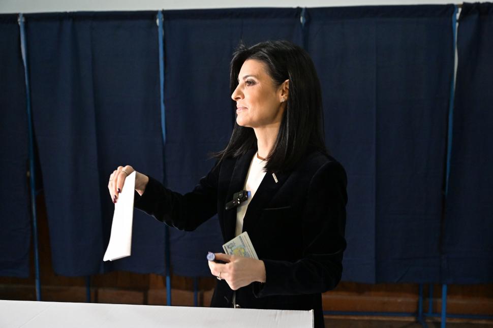 România la vot, astăzi, 4 mai 2025. Imagini cu candidații și alegătorii lor în secțiile de votare pentru alegerile prezidențiale 969700