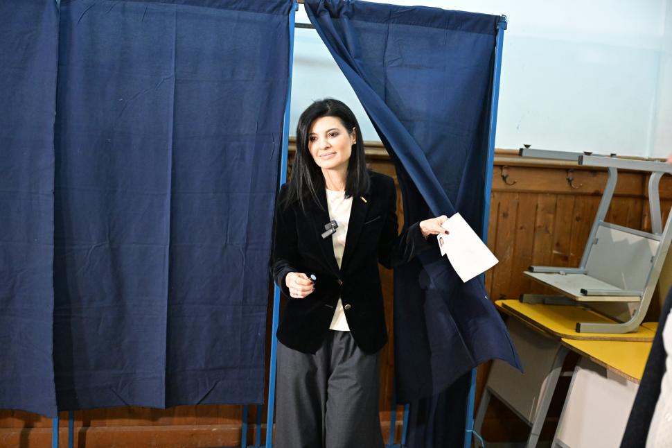 România la vot, astăzi, 4 mai 2025. Imagini cu candidații și alegătorii lor în secțiile de votare pentru alegerile prezidențiale 969701