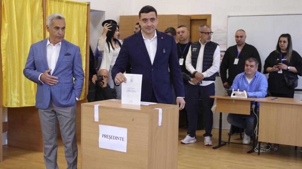 România la vot, astăzi, 4 mai 2025. Imagini cu candidații și alegătorii lor în secțiile de votare pentru alegerile prezidențiale 969704
