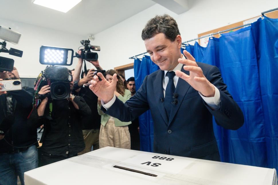 România la vot, astăzi, 4 mai 2025. Imagini cu candidații și alegătorii lor în secțiile de votare pentru alegerile prezidențiale 969705