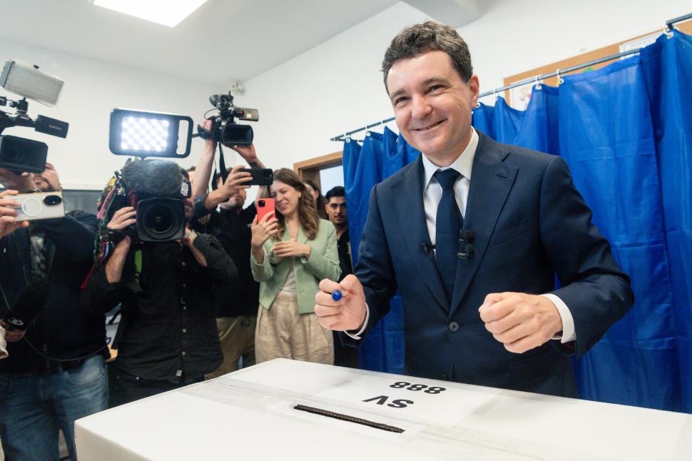 România la vot, astăzi, 4 mai 2025. Imagini cu candidații și alegătorii lor în secțiile de votare pentru alegerile prezidențiale 969706