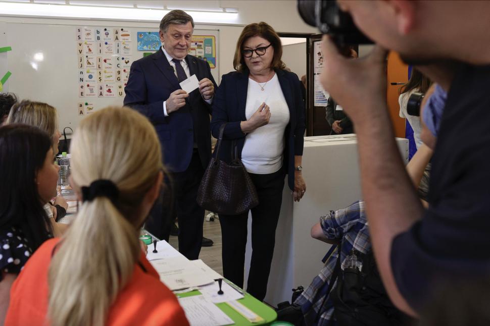 România la vot, astăzi, 4 mai 2025. Imagini cu candidații și alegătorii lor în secțiile de votare pentru alegerile prezidențiale 969707