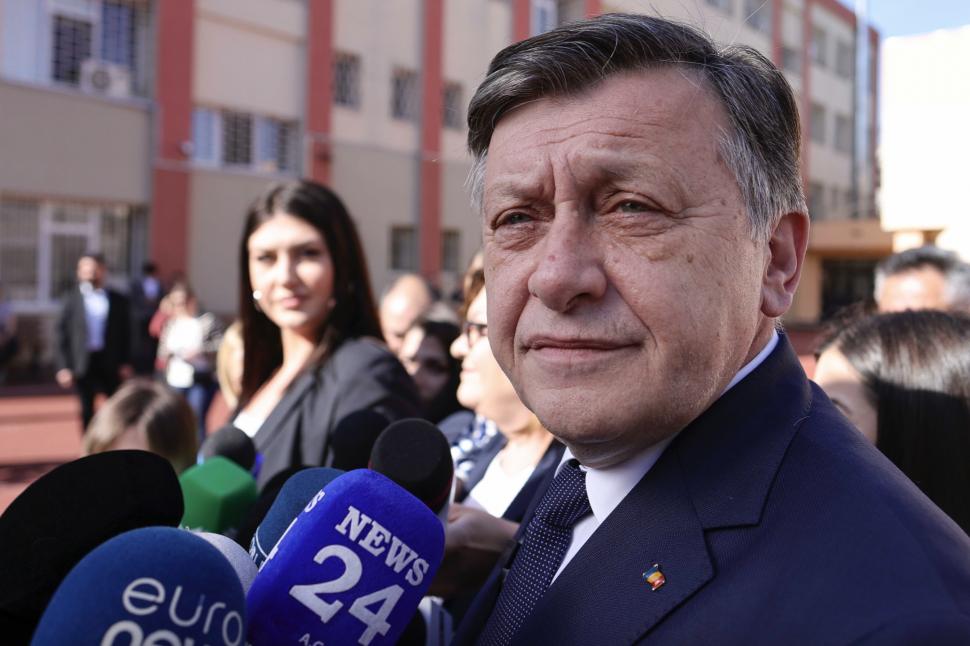 România la vot, astăzi, 4 mai 2025. Imagini cu candidații și alegătorii lor în secțiile de votare pentru alegerile prezidențiale 969709