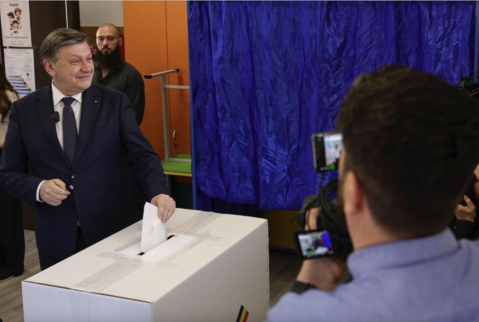 România la vot, astăzi, 4 mai 2025. Imagini cu candidații și alegătorii lor în secțiile de votare pentru alegerile prezidențiale 969710