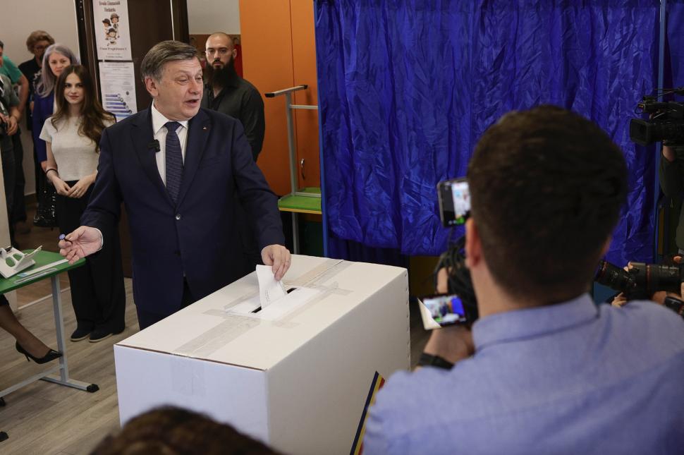 România la vot, astăzi, 4 mai 2025. Imagini cu candidații și alegătorii lor în secțiile de votare pentru alegerile prezidențiale 969711