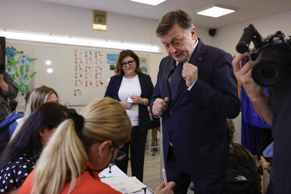 România la vot, astăzi, 4 mai 2025. Imagini cu candidații și alegătorii lor în secțiile de votare pentru alegerile prezidențiale 969712