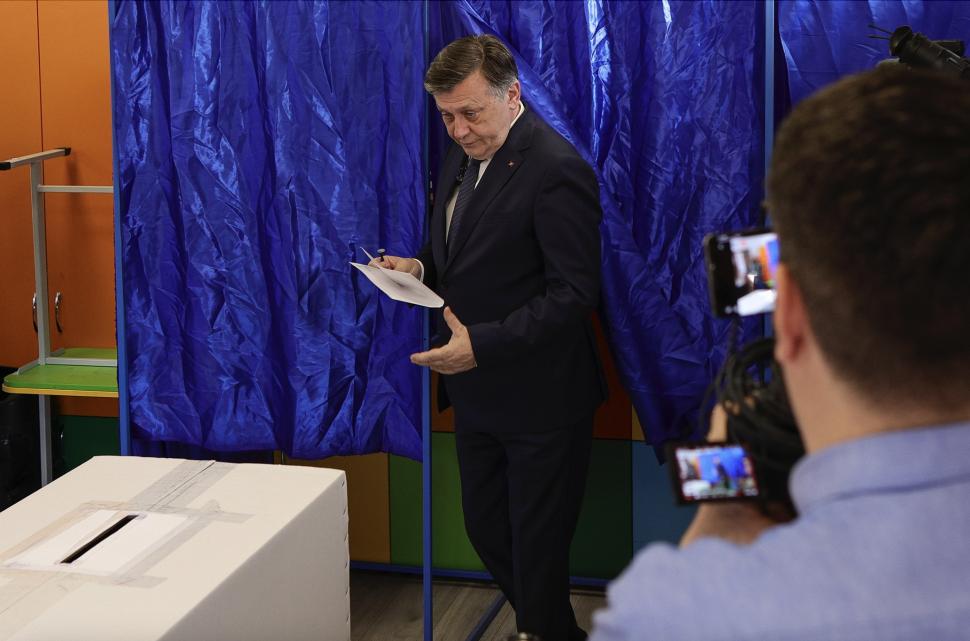 România la vot, astăzi, 4 mai 2025. Imagini cu candidații și alegătorii lor în secțiile de votare pentru alegerile prezidențiale 969713