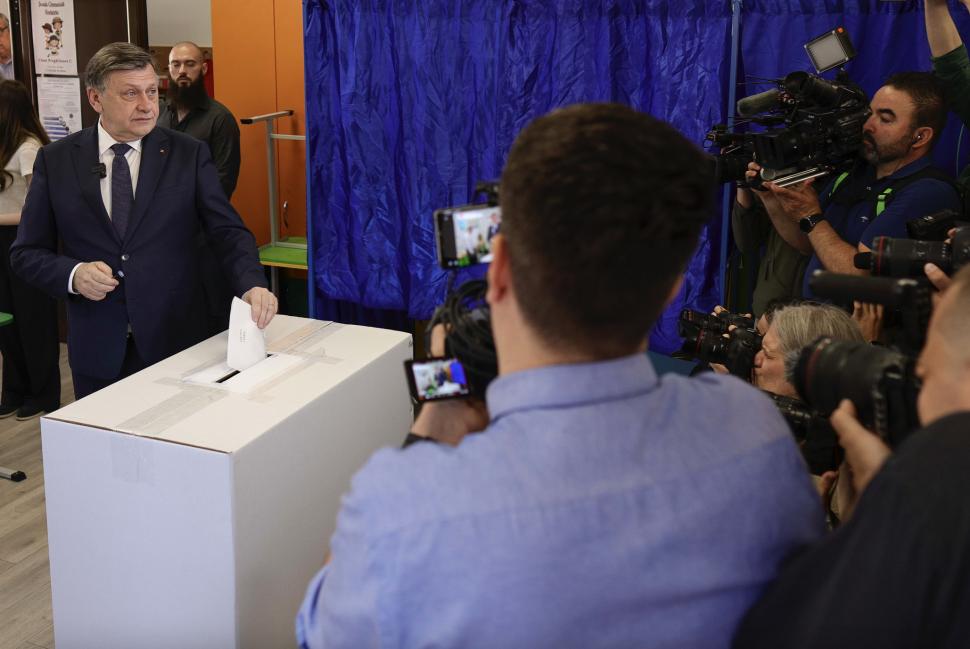 România la vot, astăzi, 4 mai 2025. Imagini cu candidații și alegătorii lor în secțiile de votare pentru alegerile prezidențiale 969714