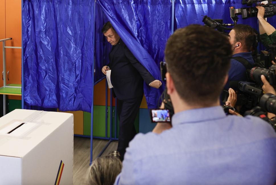 România la vot, astăzi, 4 mai 2025. Imagini cu candidații și alegătorii lor în secțiile de votare pentru alegerile prezidențiale 969715