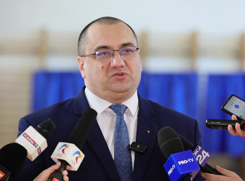 România la vot, astăzi, 4 mai 2025. Imagini cu candidații și alegătorii lor în secțiile de votare pentru alegerile prezidențiale 969719