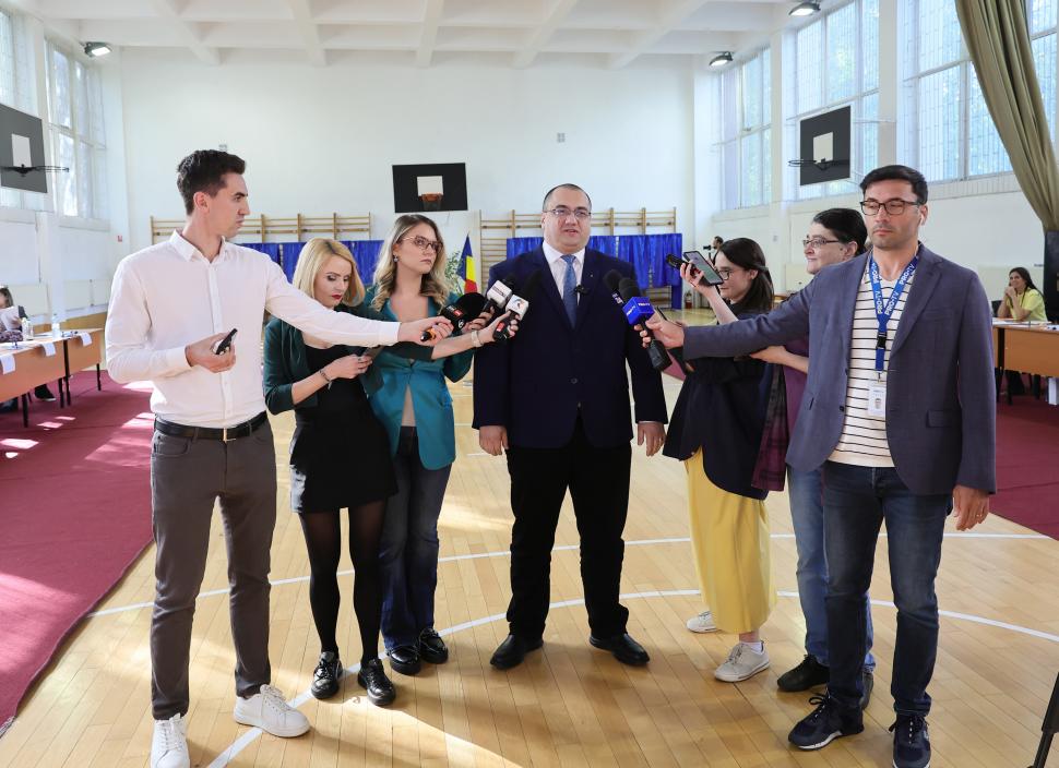 România la vot, astăzi, 4 mai 2025. Imagini cu candidații și alegătorii lor în secțiile de votare pentru alegerile prezidențiale 969720