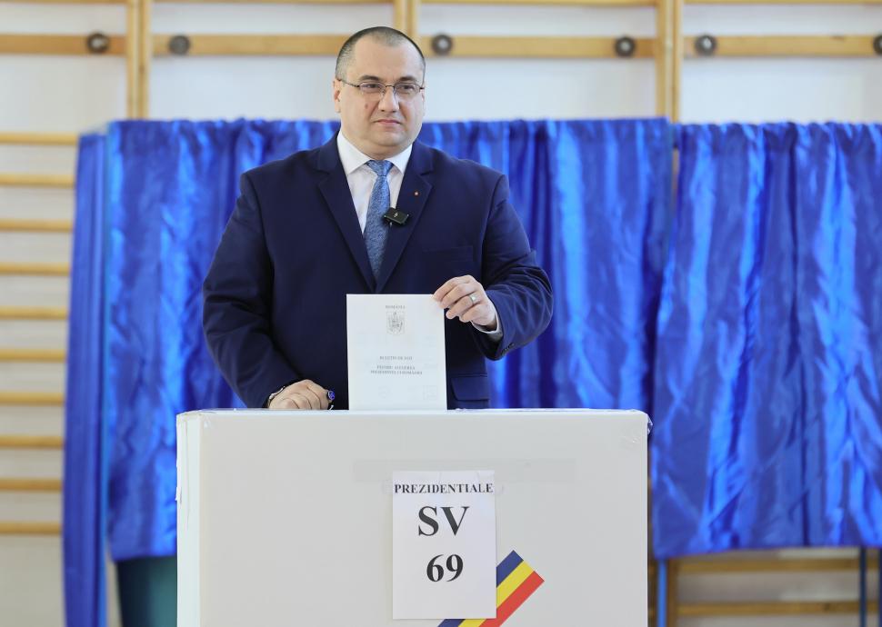 România la vot, astăzi, 4 mai 2025. Imagini cu candidații și alegătorii lor în secțiile de votare pentru alegerile prezidențiale 969721