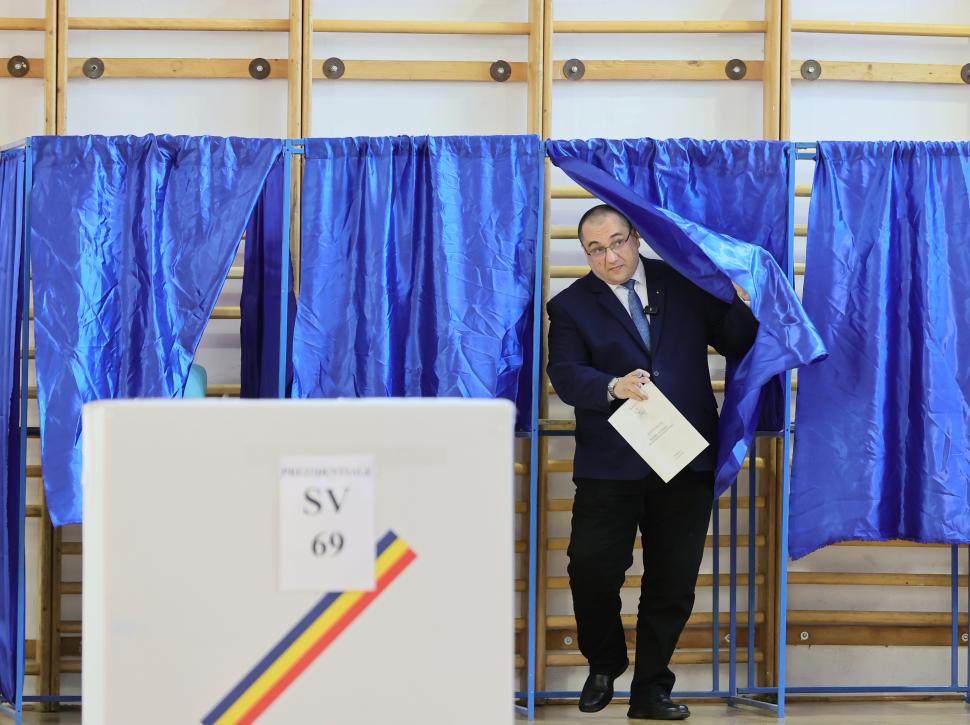 România la vot, astăzi, 4 mai 2025. Imagini cu candidații și alegătorii lor în secțiile de votare pentru alegerile prezidențiale 969722