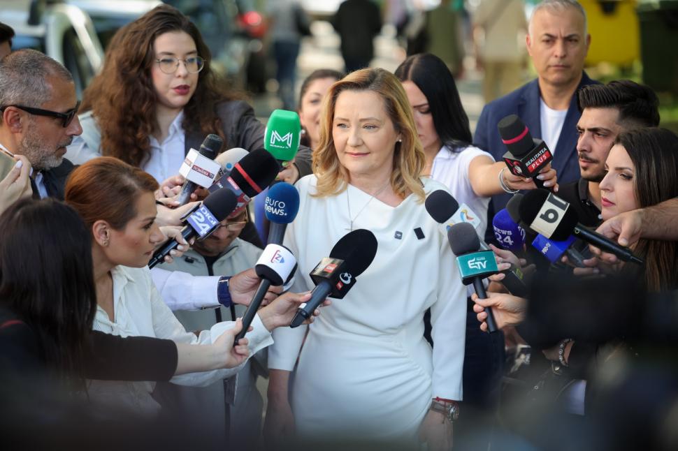 România la vot, astăzi, 4 mai 2025. Imagini cu candidații și alegătorii lor în secțiile de votare pentru alegerile prezidențiale 969731