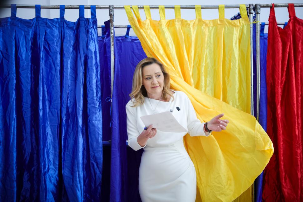 România la vot, astăzi, 4 mai 2025. Imagini cu candidații și alegătorii lor în secțiile de votare pentru alegerile prezidențiale 969733