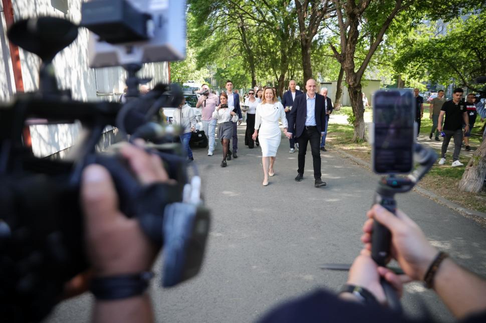 România la vot, astăzi, 4 mai 2025. Imagini cu candidații și alegătorii lor în secțiile de votare pentru alegerile prezidențiale 969734