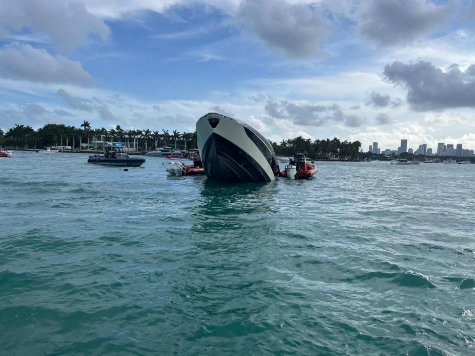 Un iaht de lux plin cu influenceri s-a scufundat lângă Miami Beach. Martorii spun că au fost uluiți de ce au văzut: Era vertical 970143
