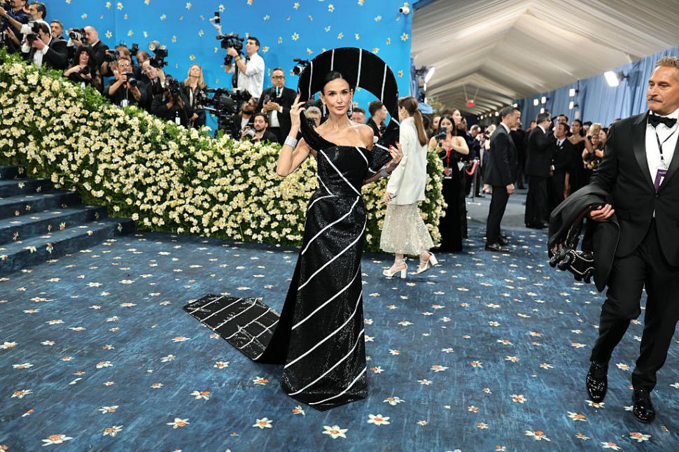 Cele mai spectaculoase ținute de la Met Gala 2025. Pamela Anderson și Miley Cyrus au fost de nerecunoscut pe covorul „roșu” 970236