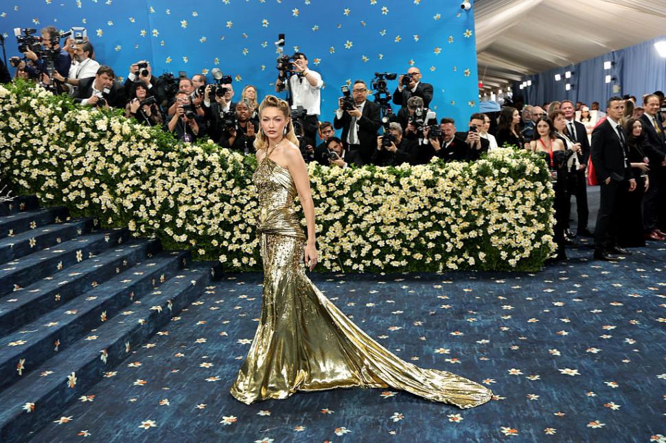 Cele mai spectaculoase ținute de la Met Gala 2025. Pamela Anderson și Miley Cyrus au fost de nerecunoscut pe covorul „roșu” 970237